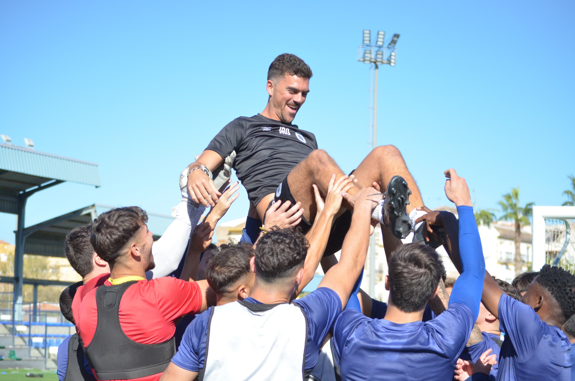 El plantel alza a Joaquín Reiris en andas tras un entrenamiento